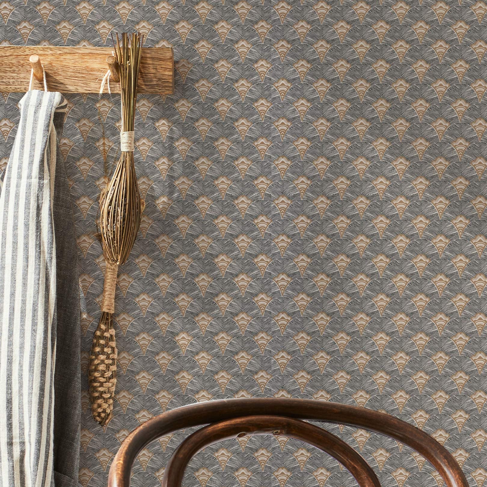 Tapeta štrukturálna s abstraktným vzorom ventilátorov ADENIUM - MORDORE šedá so zlatou