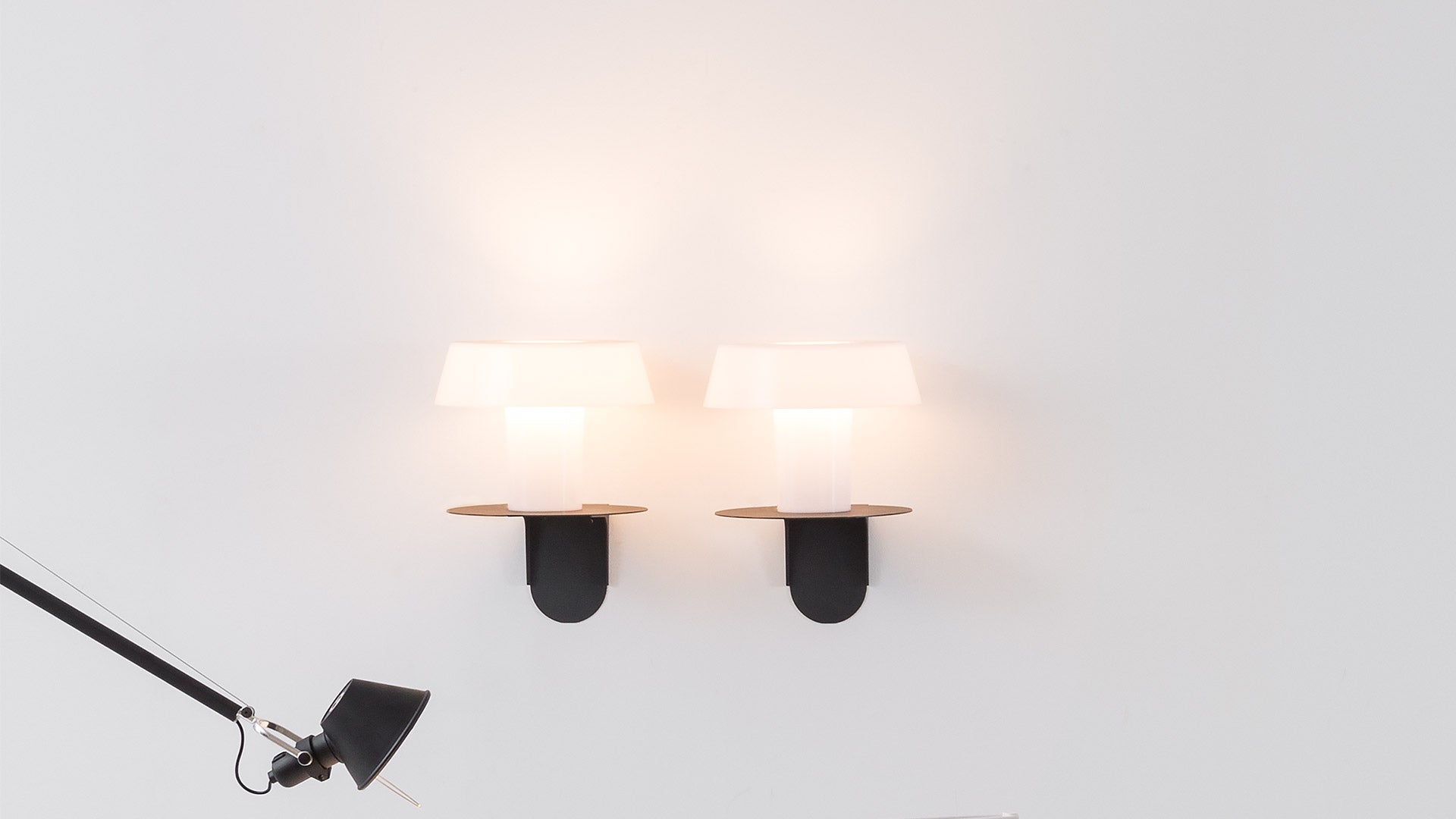 AMAMI White Table Lamp