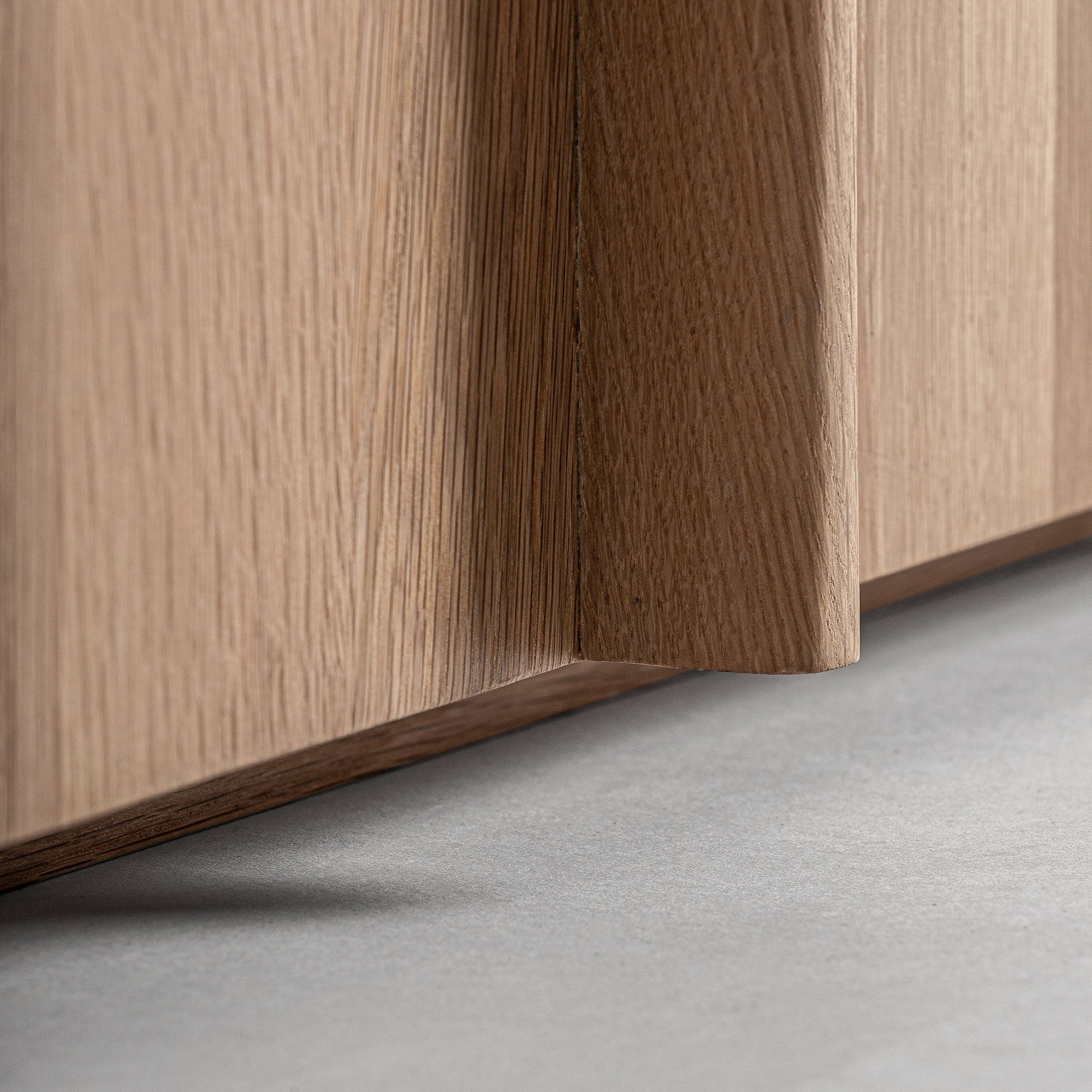 Komoda NARA z dubového dreva s mramorovou doskou