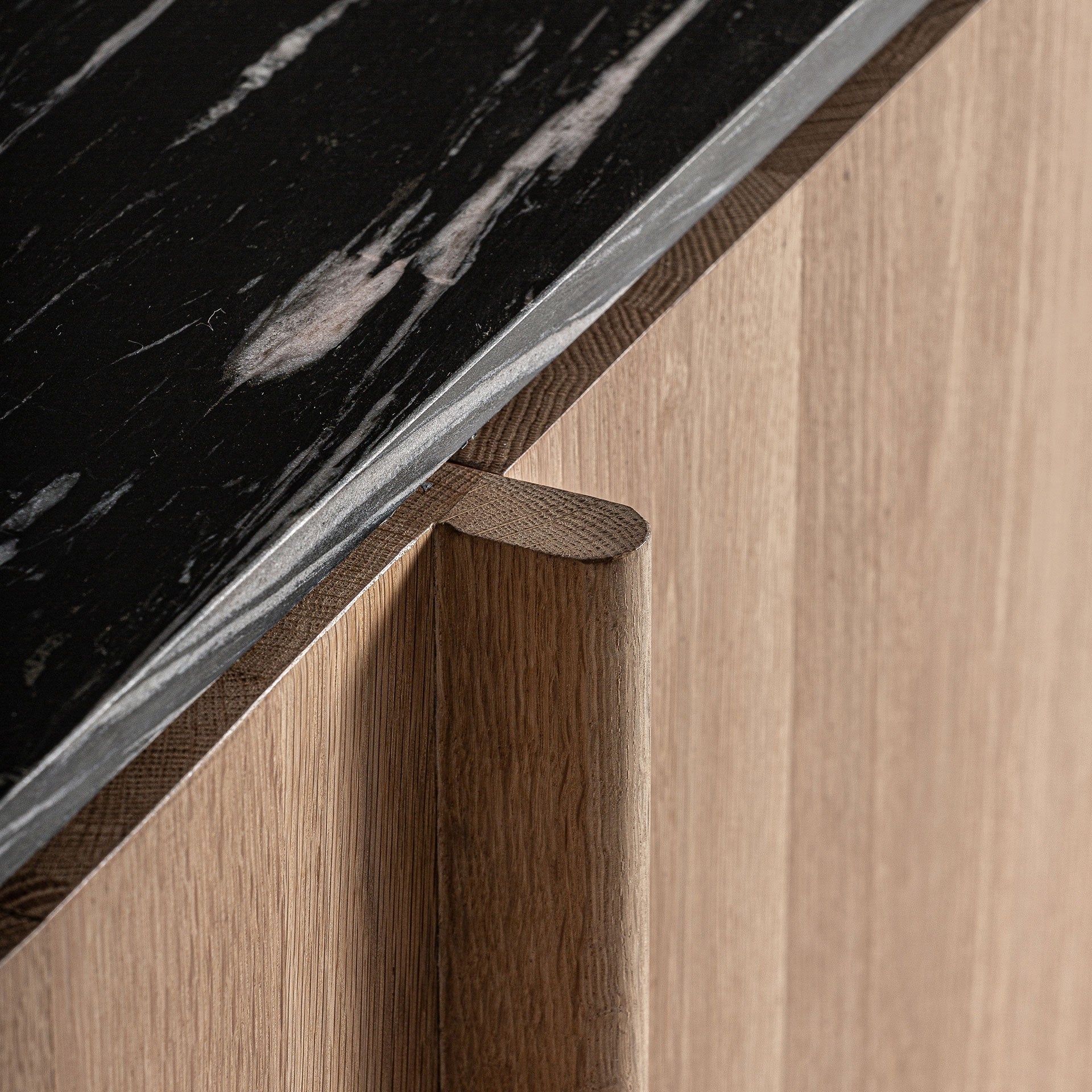 Komoda NARA z dubového dreva s mramorovou doskou