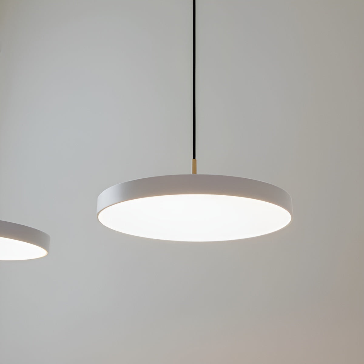 ASTERIA PLUS pendant lamp in light gray with a gold accent