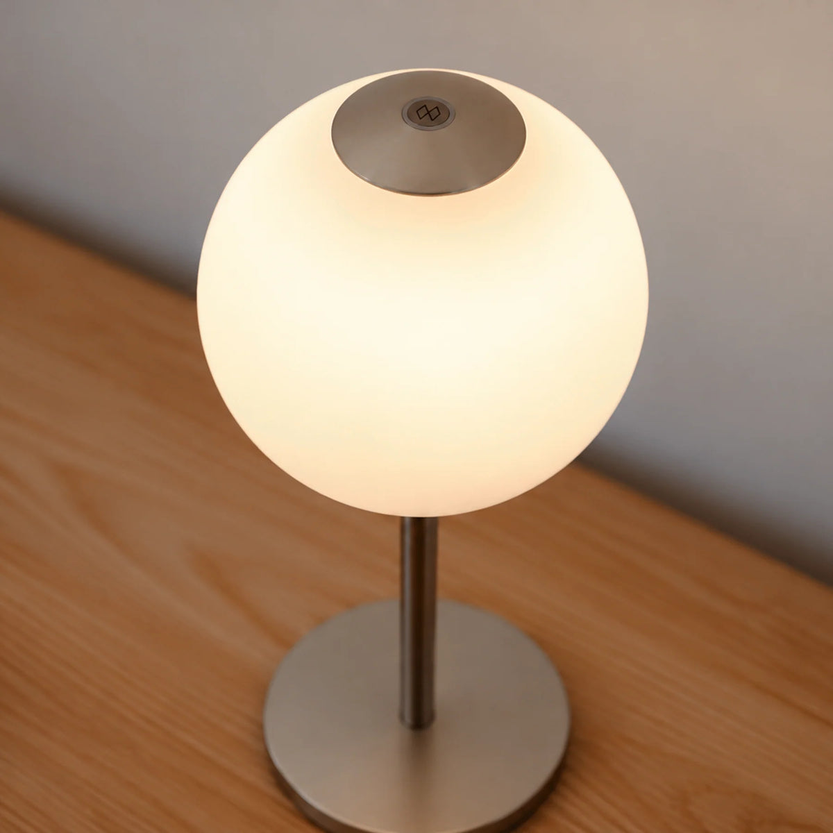 Prenosná lampa AUDREY MOVE biela so strieborným detailom