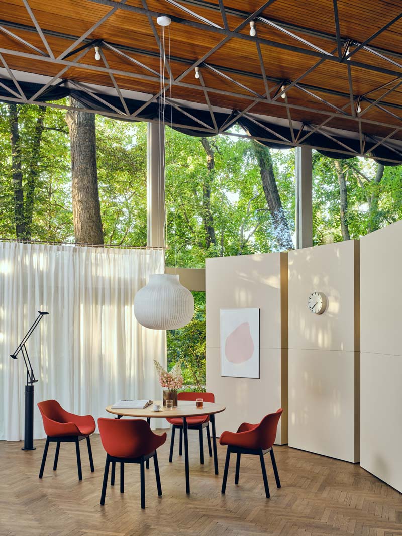 Čalúnená stolička BALTIC CLASSIC s drevenou základňou