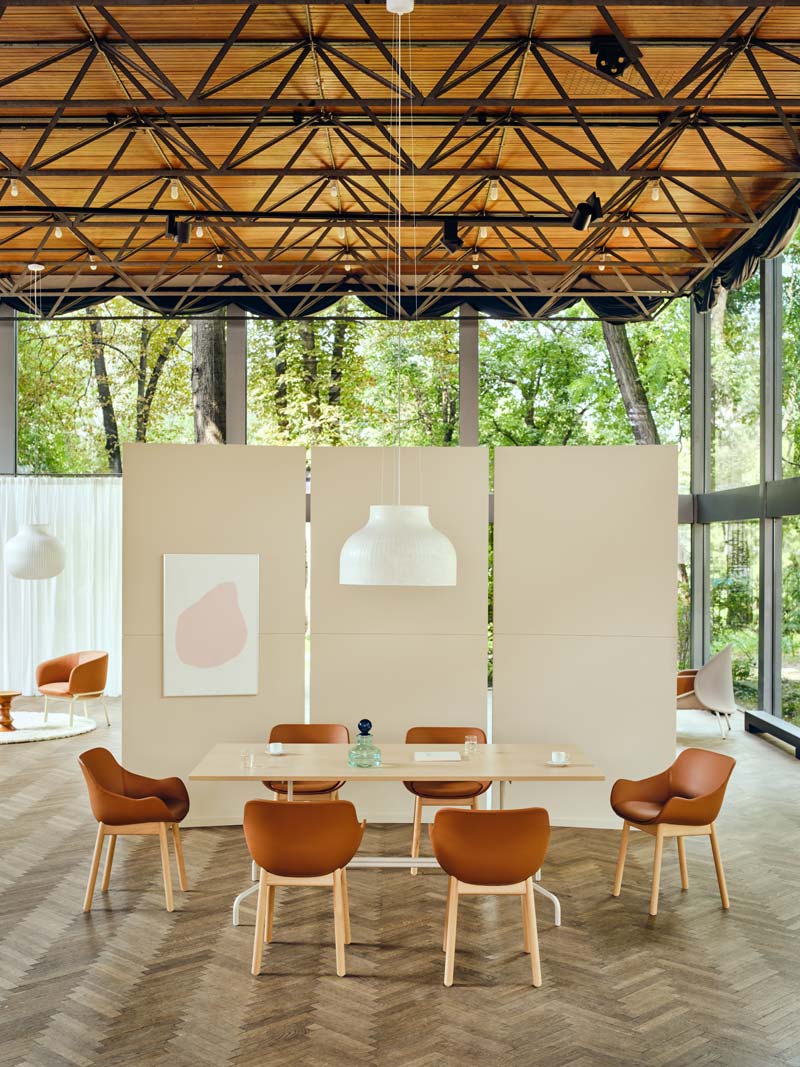 Čalúnená stolička BALTIC CLASSIC s drevenou základňou