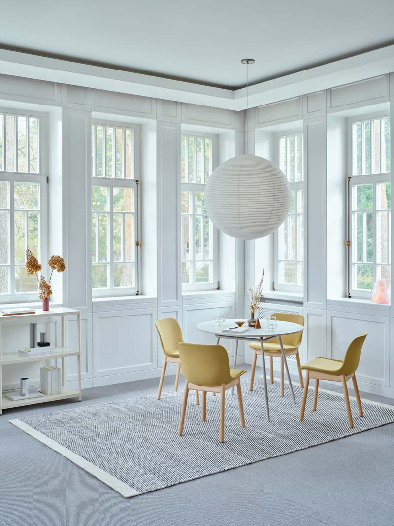 Čalúnená stolička BALTIC CLASSIC s drevenou základňou