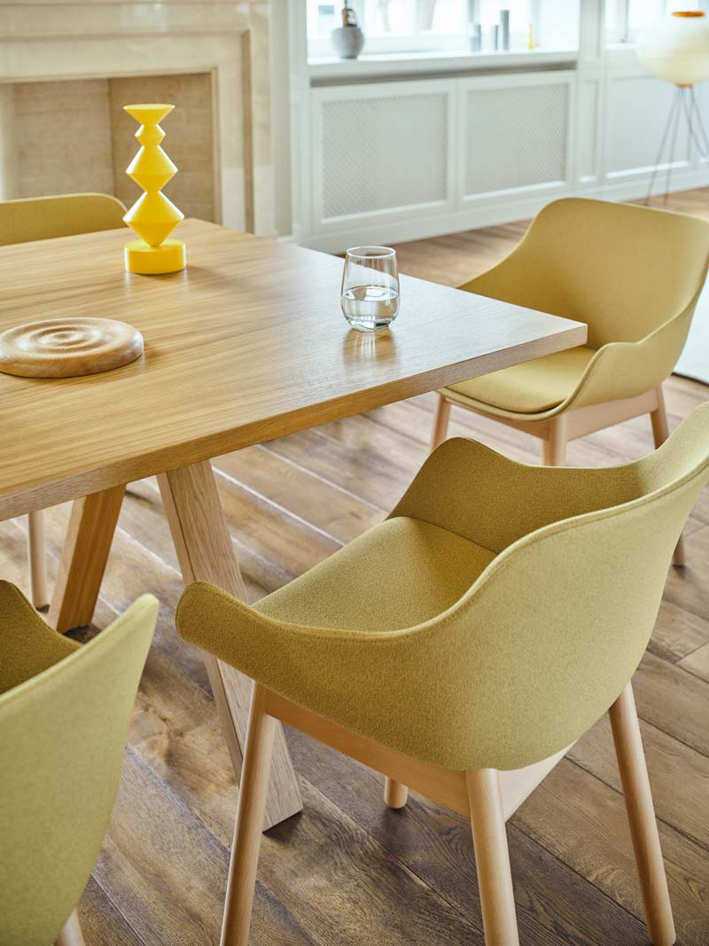 Čalúnená stolička BALTIC CLASSIC s drevenou základňou