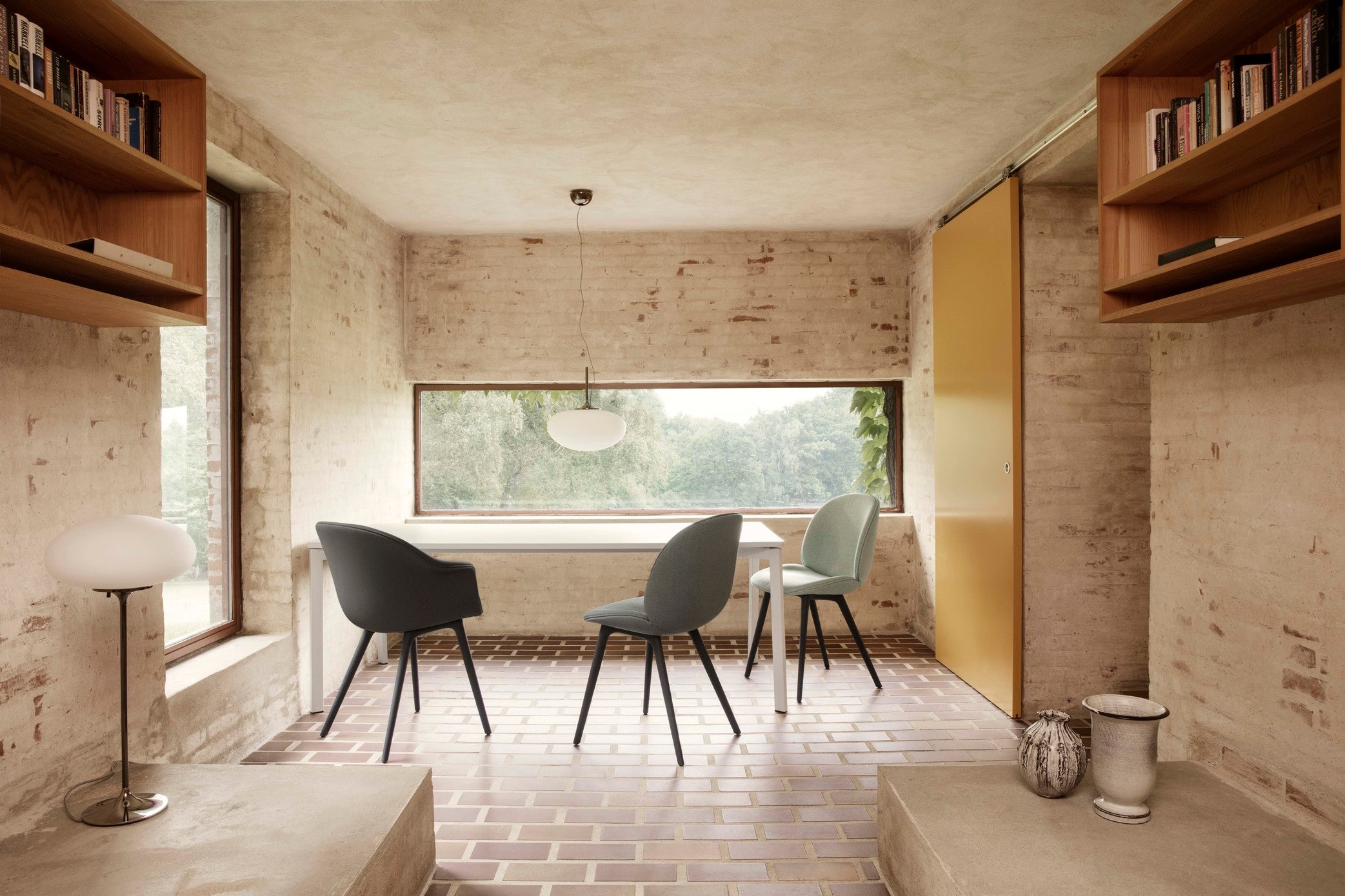 Stolička BAT biela s chrómovým podstavcom