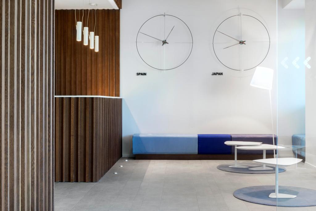 Nástenné hodiny BILBAO z orechového dreva s čiernou a chrómovou farbou