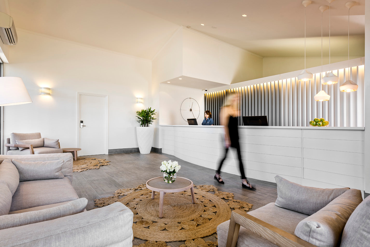 Nástenné hodiny BILBAO z orechového dreva s čiernou a chrómovou farbou