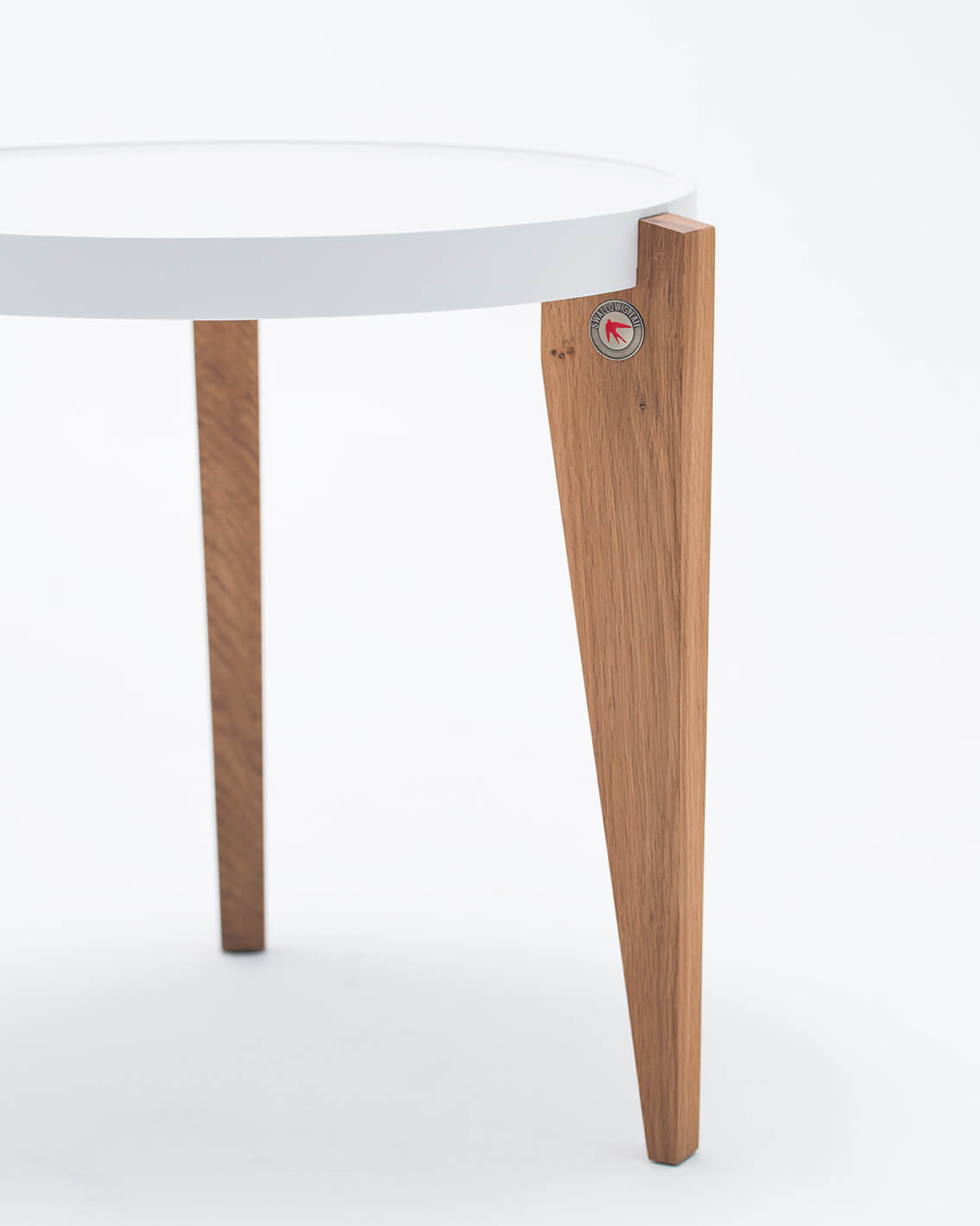 Stolik BONTRI s bielou doskou a drevenou základňou