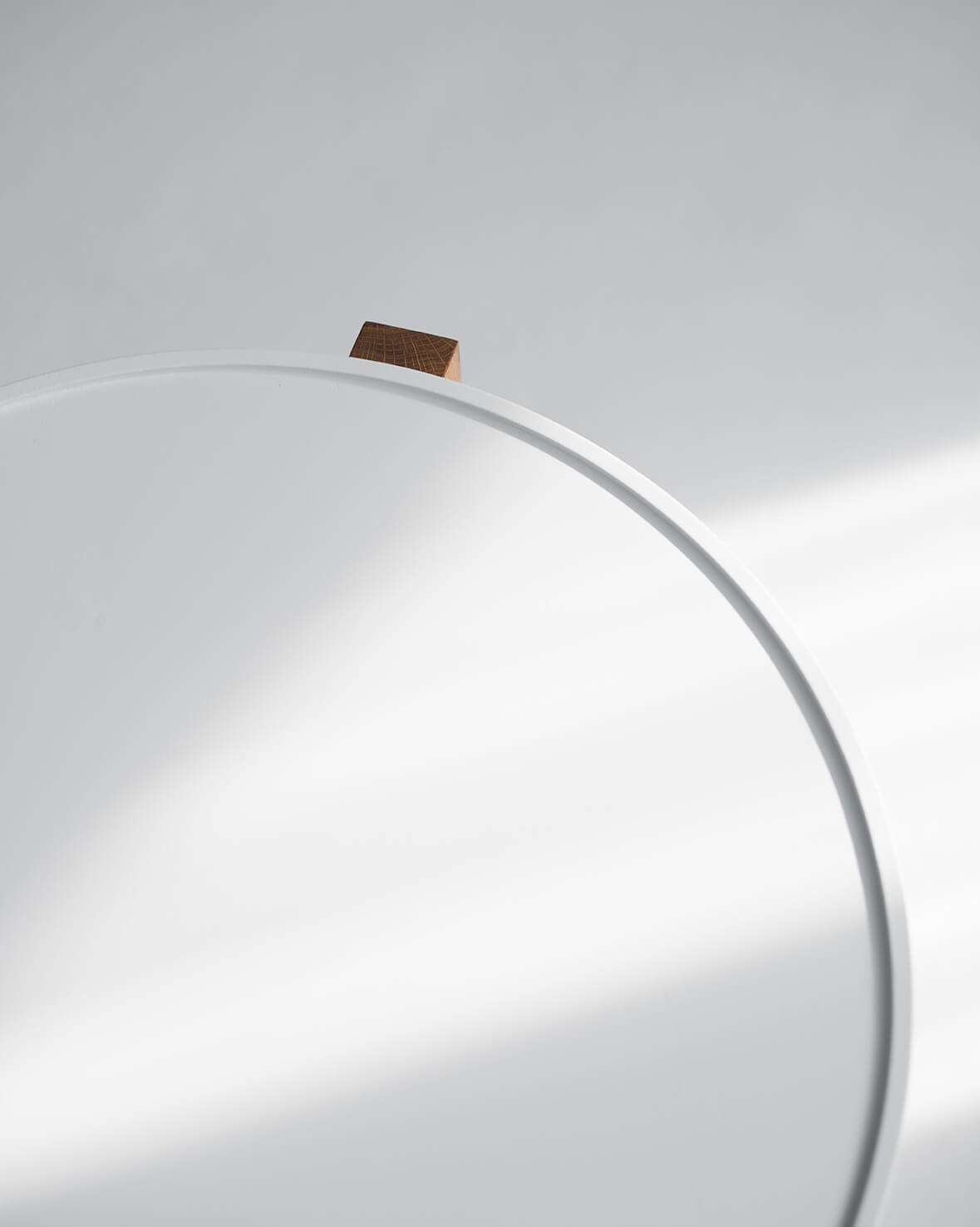 Stolik BONTRI s bielou doskou a drevenou základňou