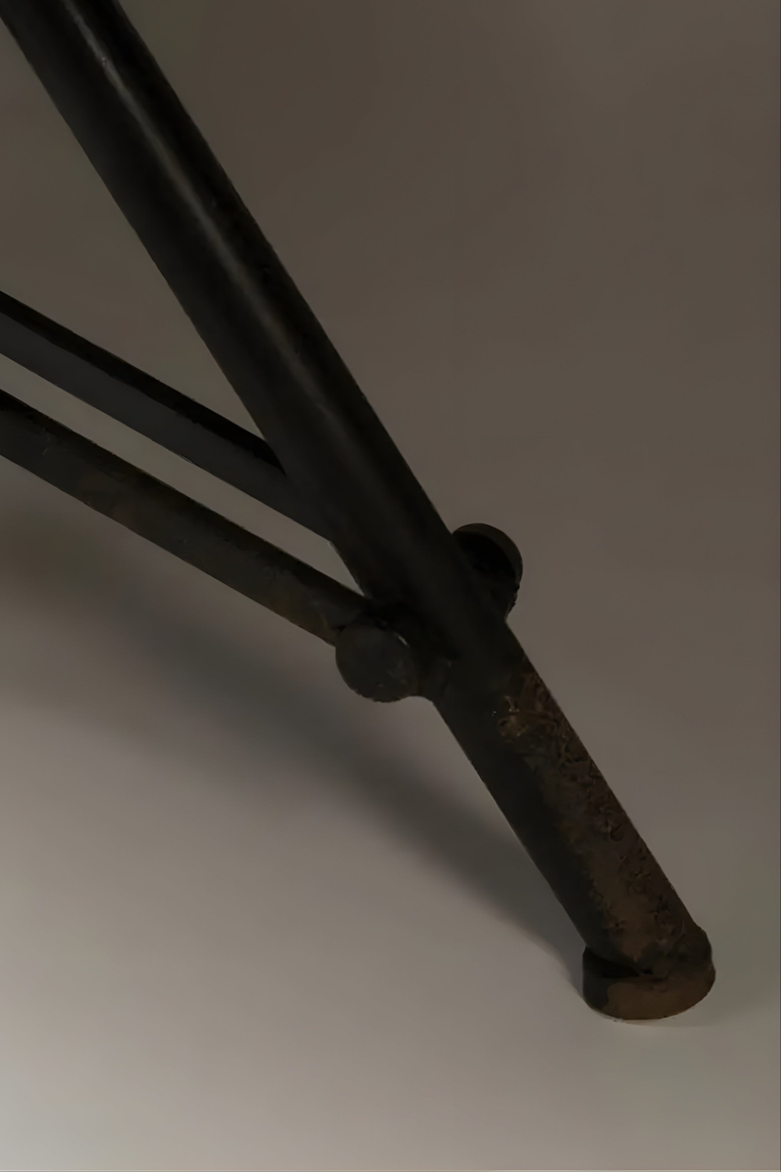 Priemyselný čierny konferenčný stolík BROK