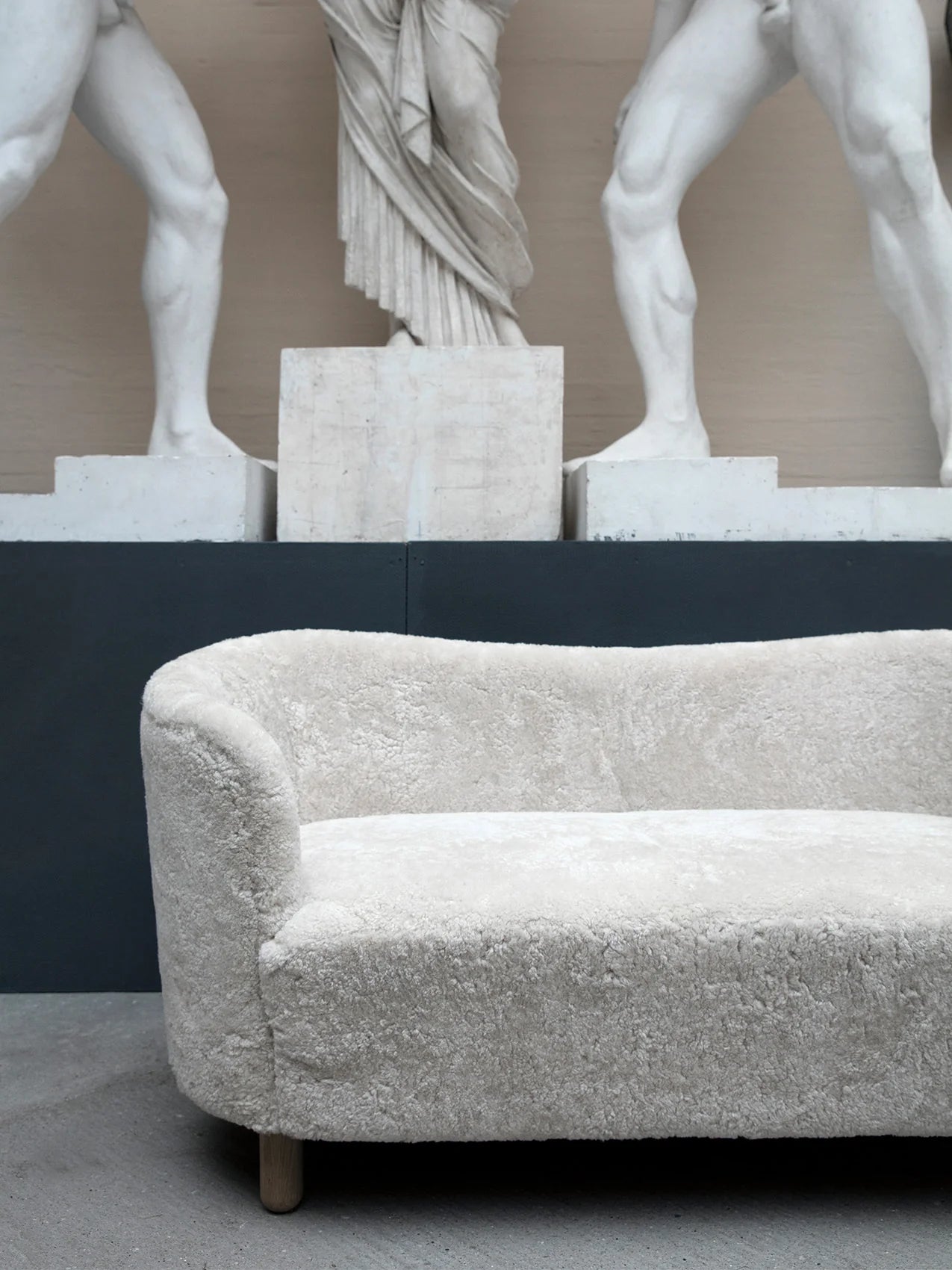 Pohovka MINGLE z ovčej kože s dubovým podstavcom