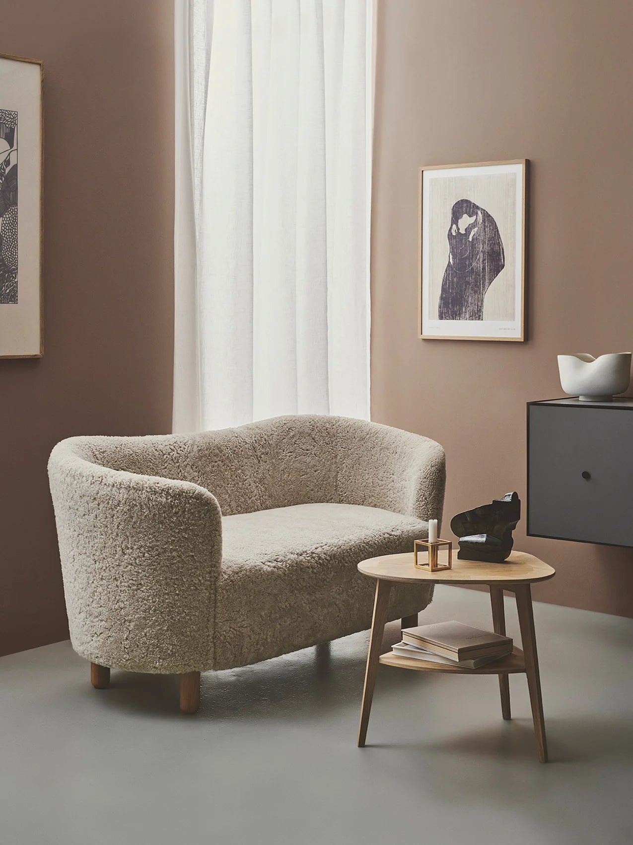 Pohovka MINGLE z ovčej kože s dubovým podstavcom