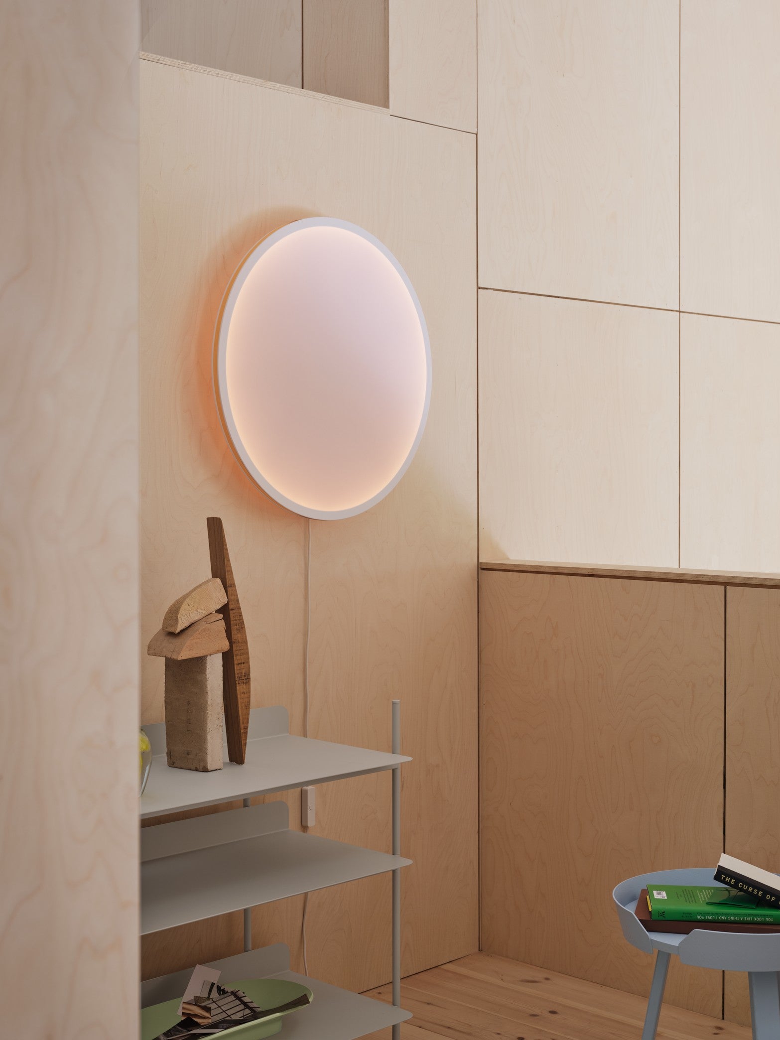 Nástenná lampa CALM biela so šedým okrajom
