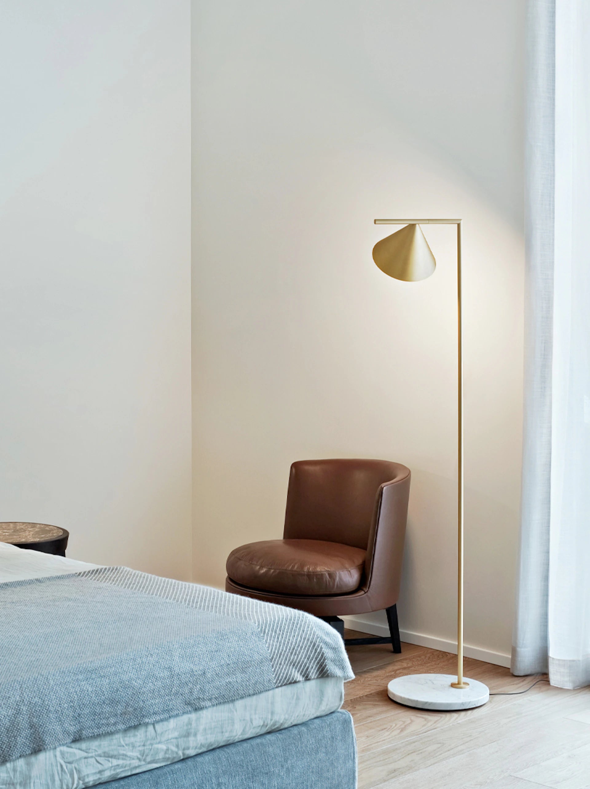 Stojaca lampa CAPTAIN FLINT mosadzná