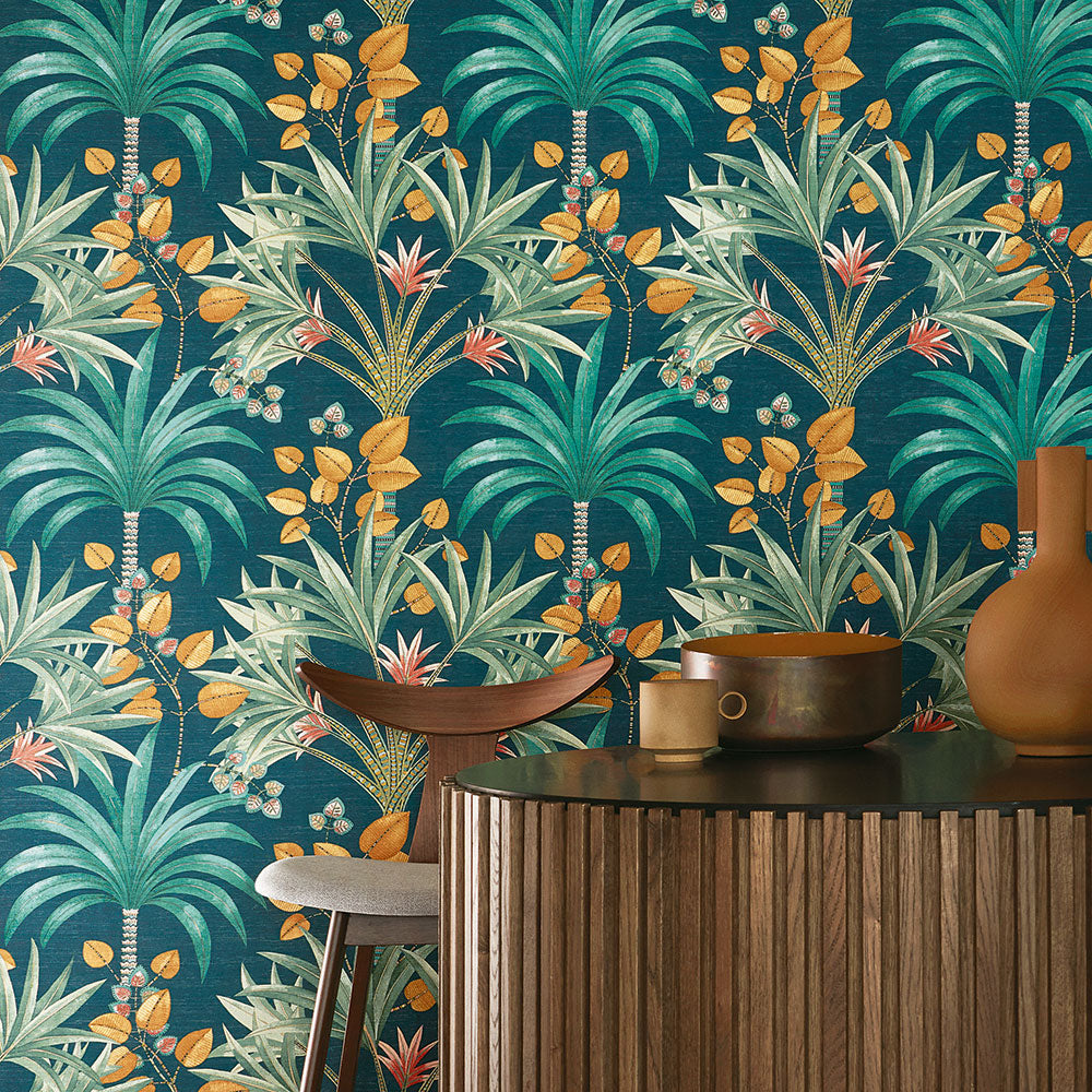 Tapeta so štruktúrou a rastlinným motívom palmy MIRISSA - AMBRE/BLUSH jantárová s ružovou