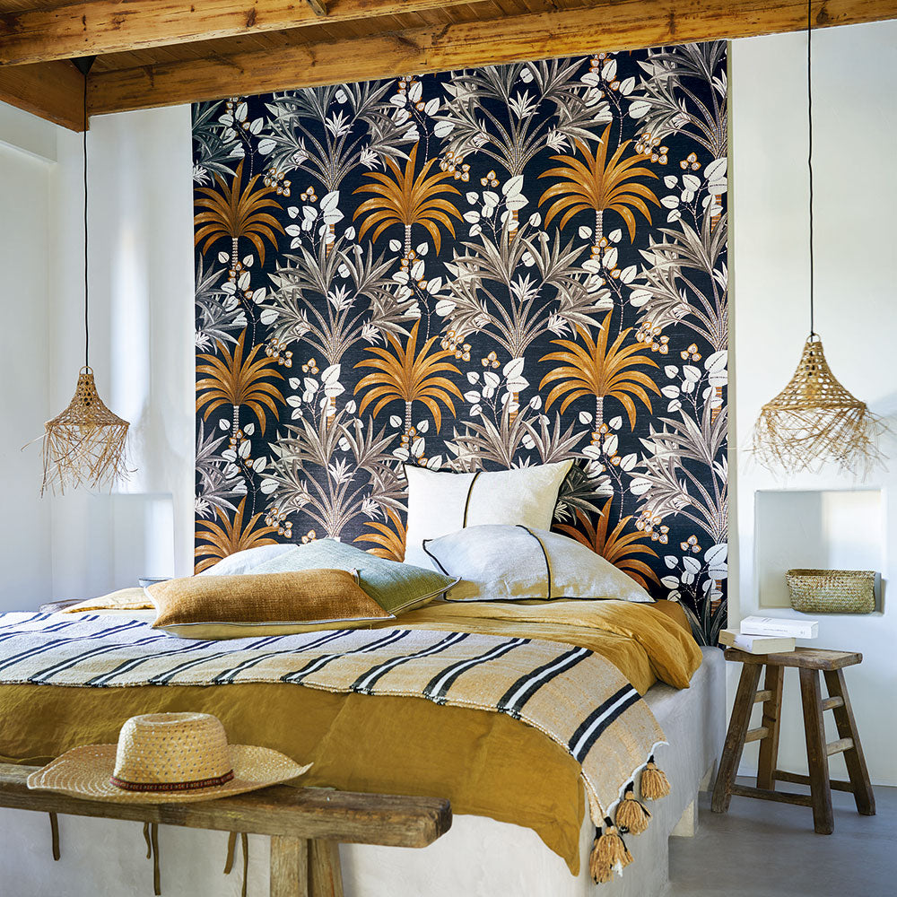 Tapeta so štruktúrou a rastlinným motívom palmy MIRISSA - ENCRE/OCRE čierna so zlatou