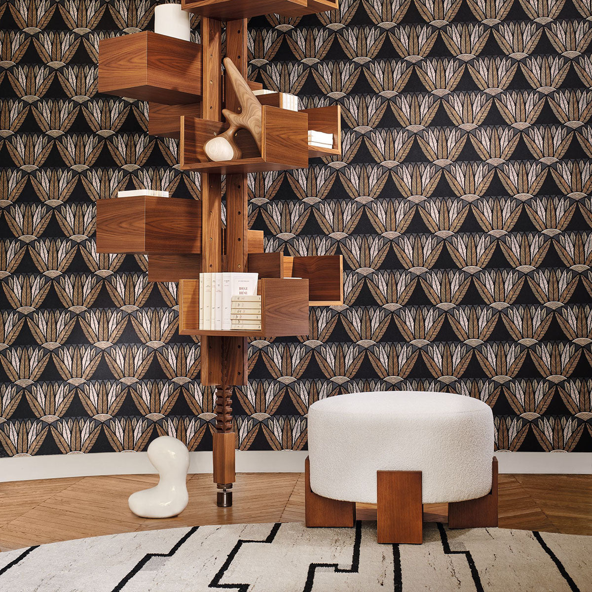 Tapeta s rastlinným motívom kvetov lotosu CASTALIA - VERT CENDRE/DORE béžová so zlatým