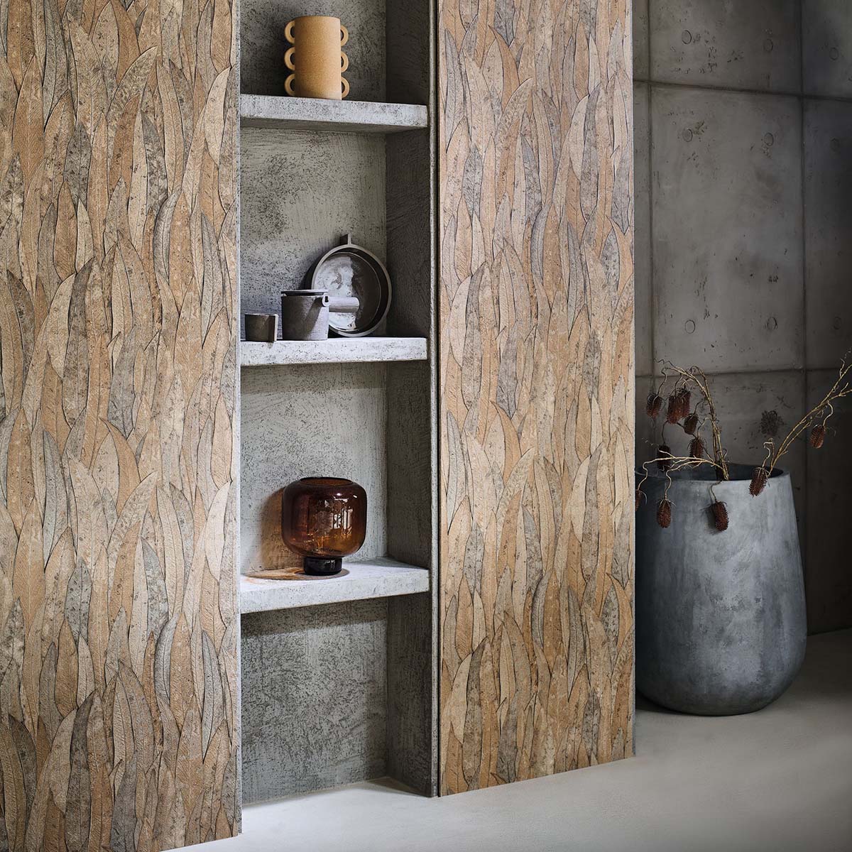 Štruktúrovaná tapeta s rastlinným motívom v eukalyptových listoch NELUWA - SABLE piesková