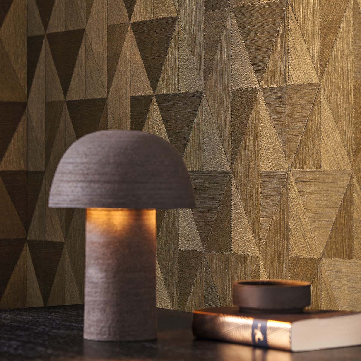 Metallic wallpaper with geometric pattern PARANGON - NOIR/DORE dark brown with gold