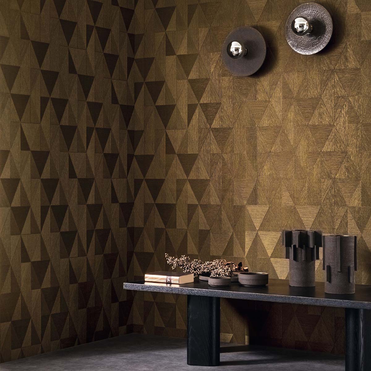 Metallic wallpaper with geometric pattern PARANGON - NOIR/DORE dark brown with gold