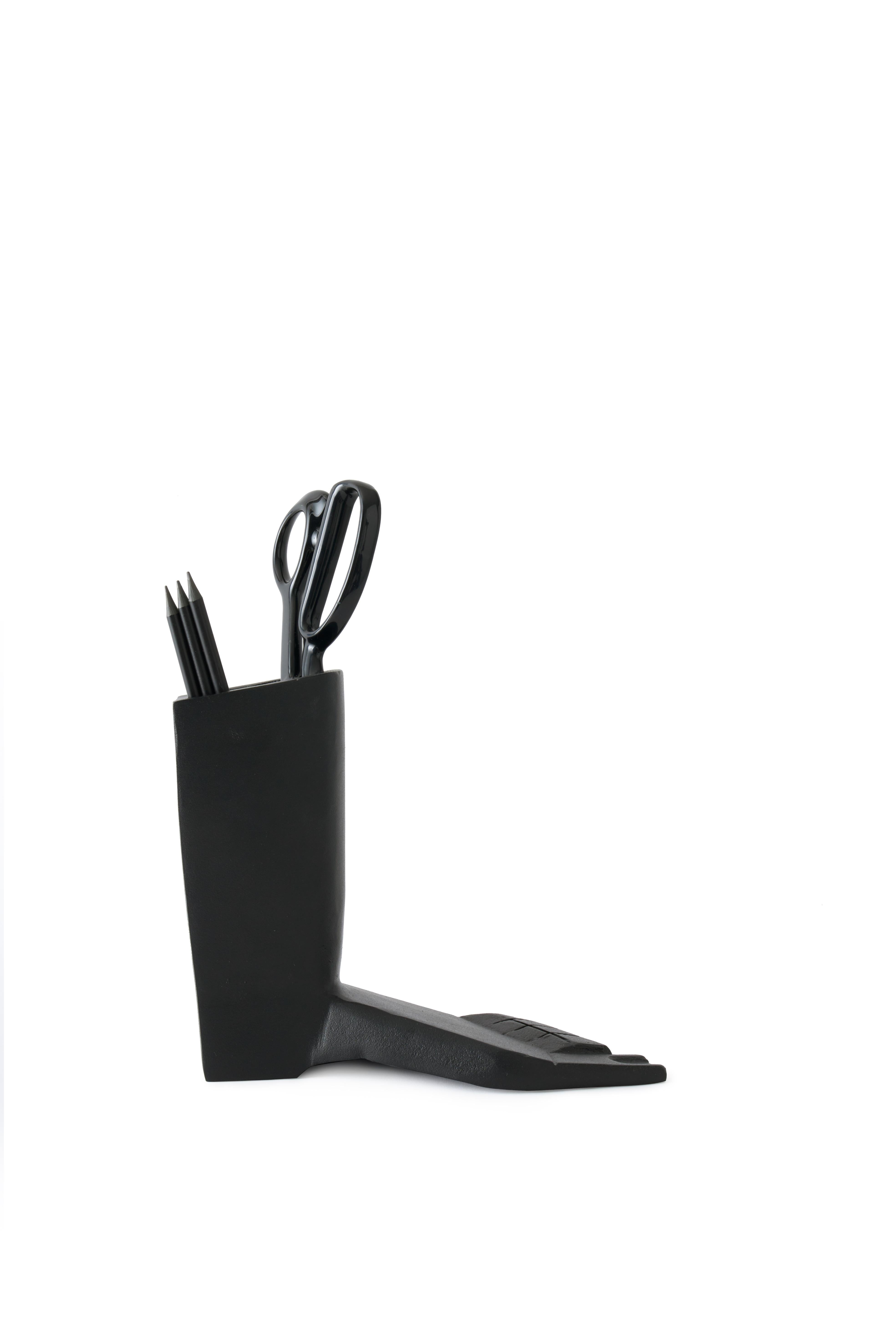 Dekorácia CAST FOOT čierna