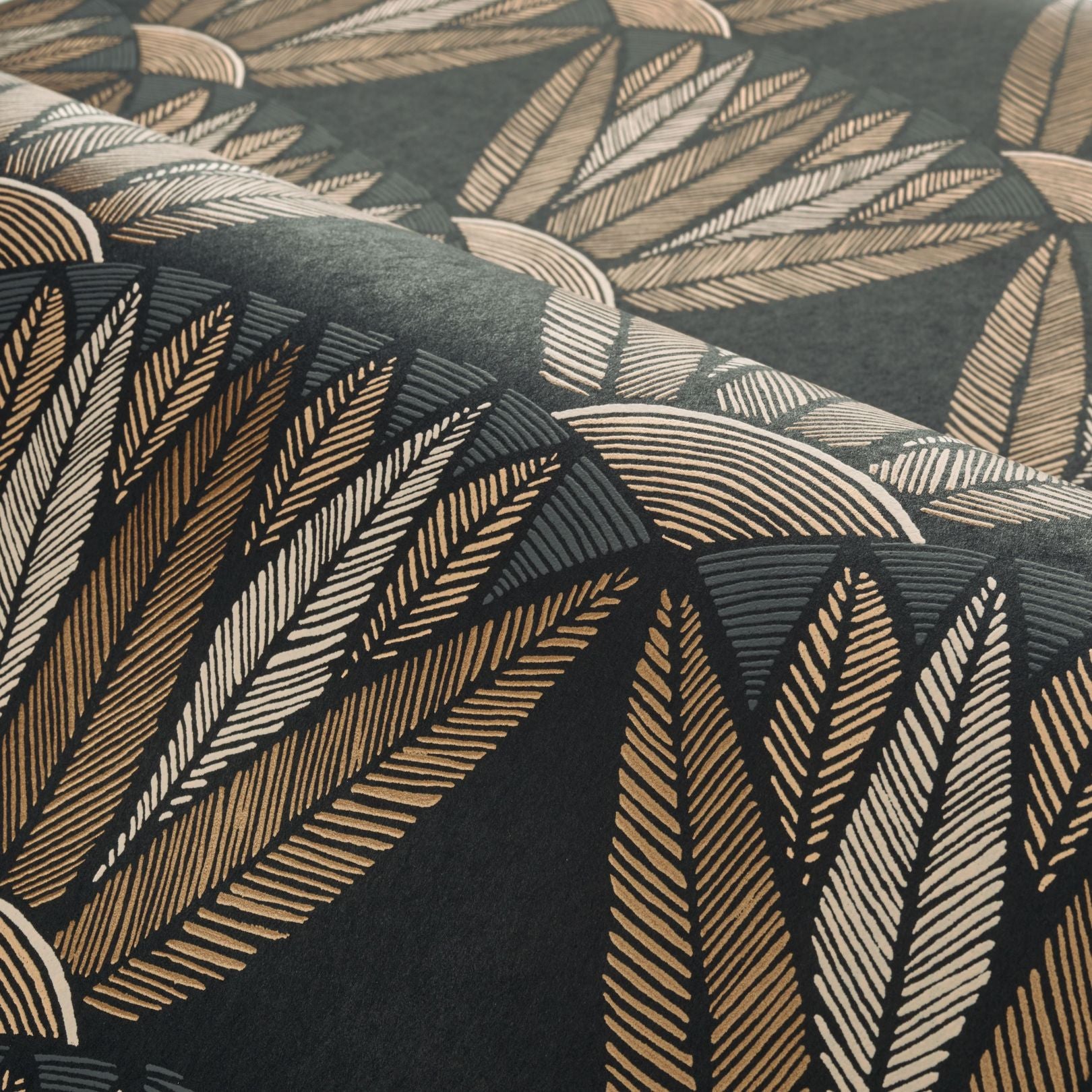 Tapeta s rastlinným motívom kvetov lotosu CASTALIA - NOIR/MORDORE čierna s hnedou