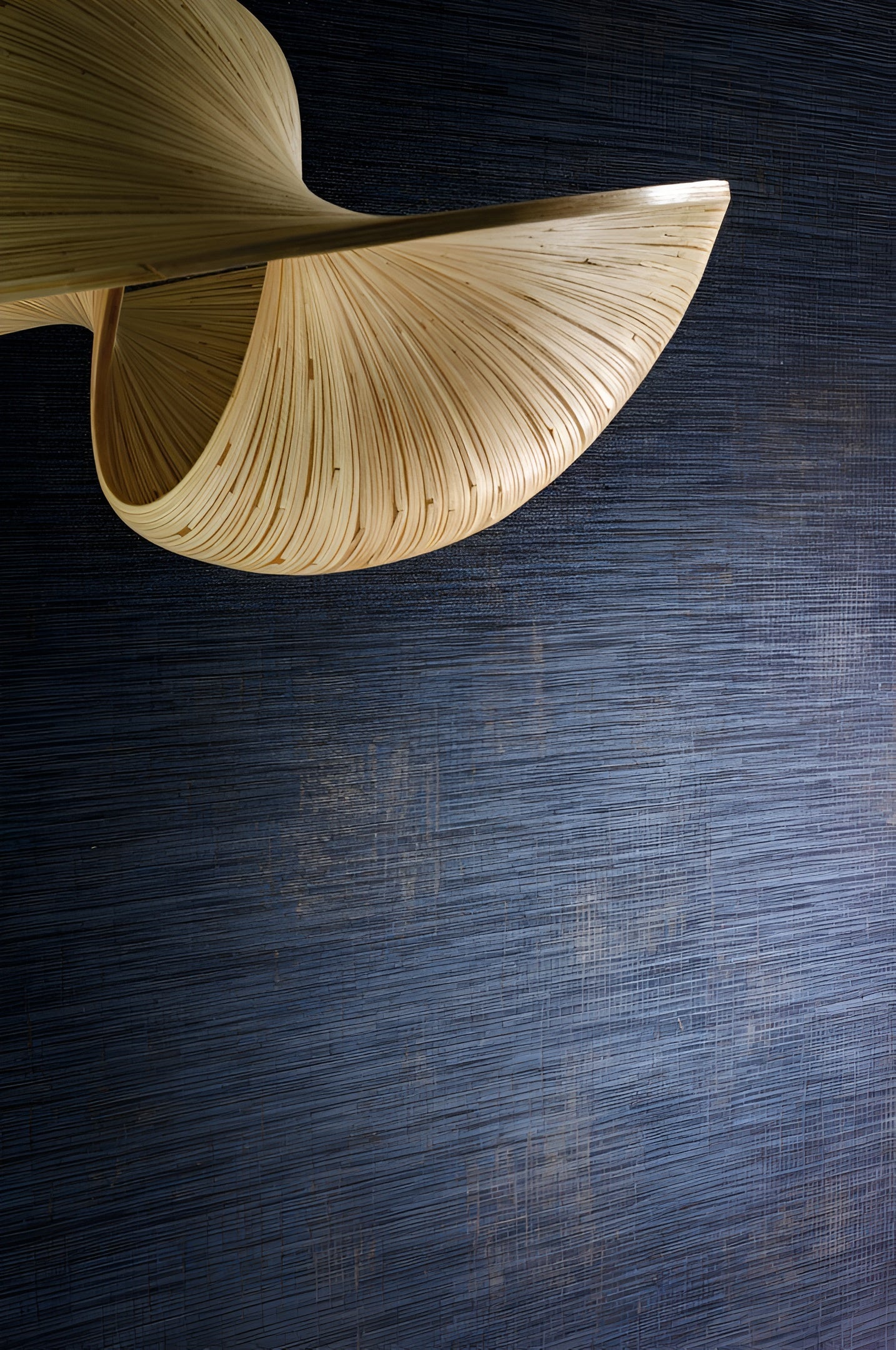 Textilná tapeta so štruktúrou napodobňujúcou plátno ORCADE - MARINE tmavomodrá