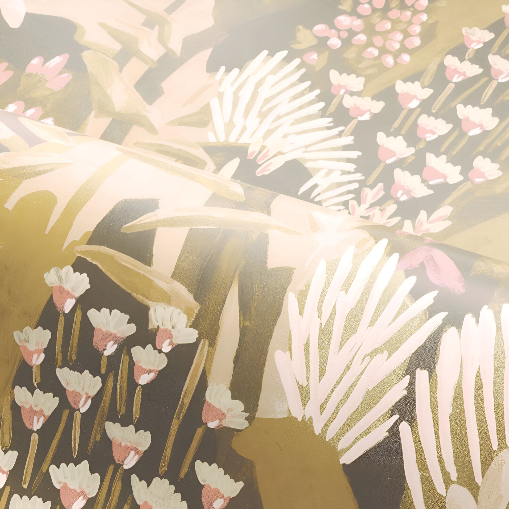 Plant-themed wallpaper with leaves and flowers ERICA - VERT MOUSSE/BLUSH peach