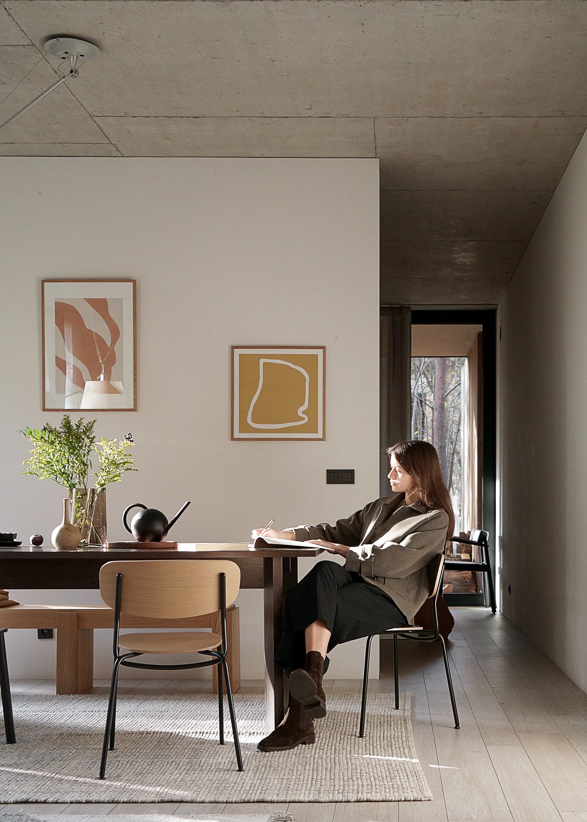 Stolička SPLOT z dubového dreva s čiernym podstavcom