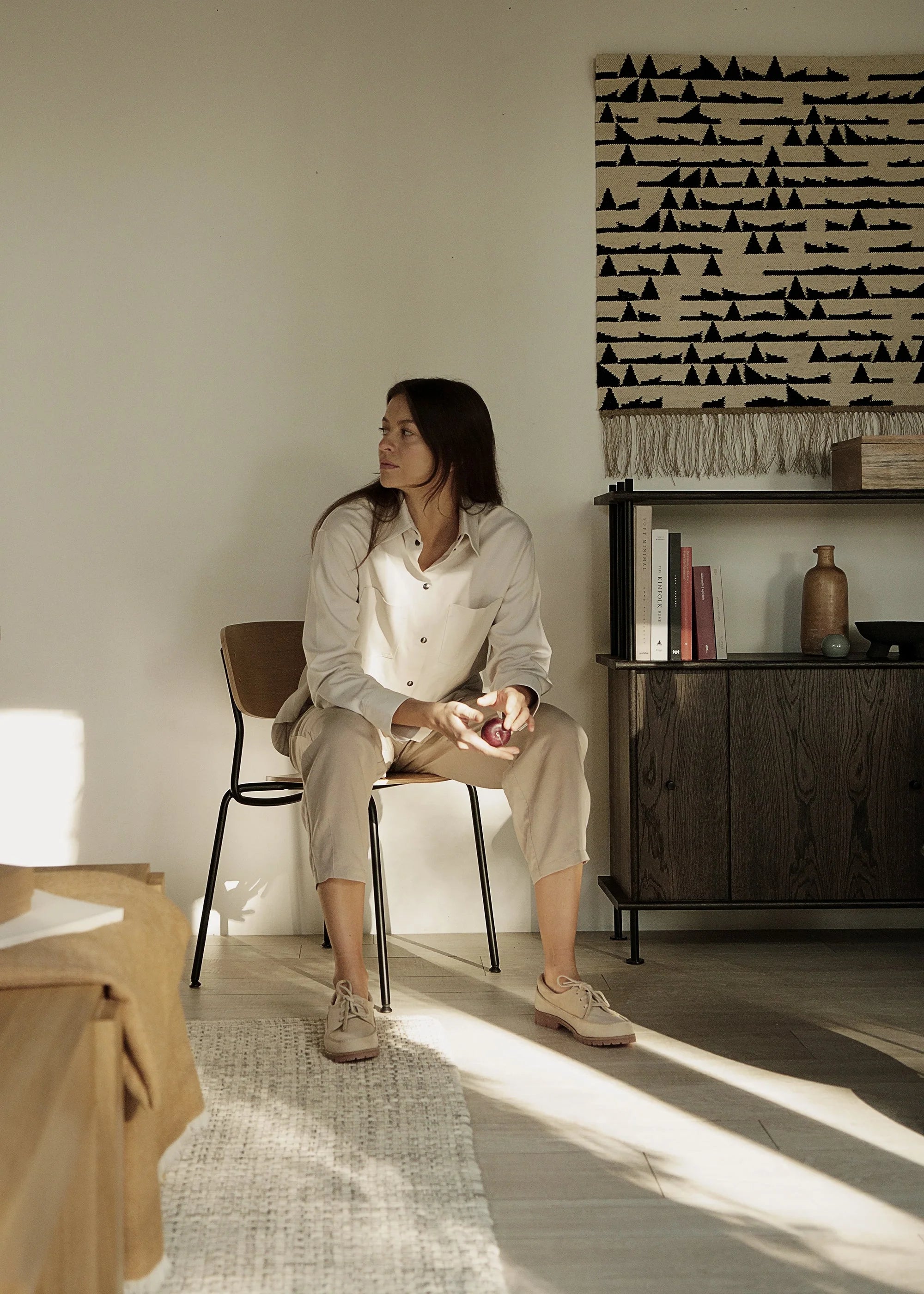 Stolička SPLOT z dubového dreva s čiernym podstavcom