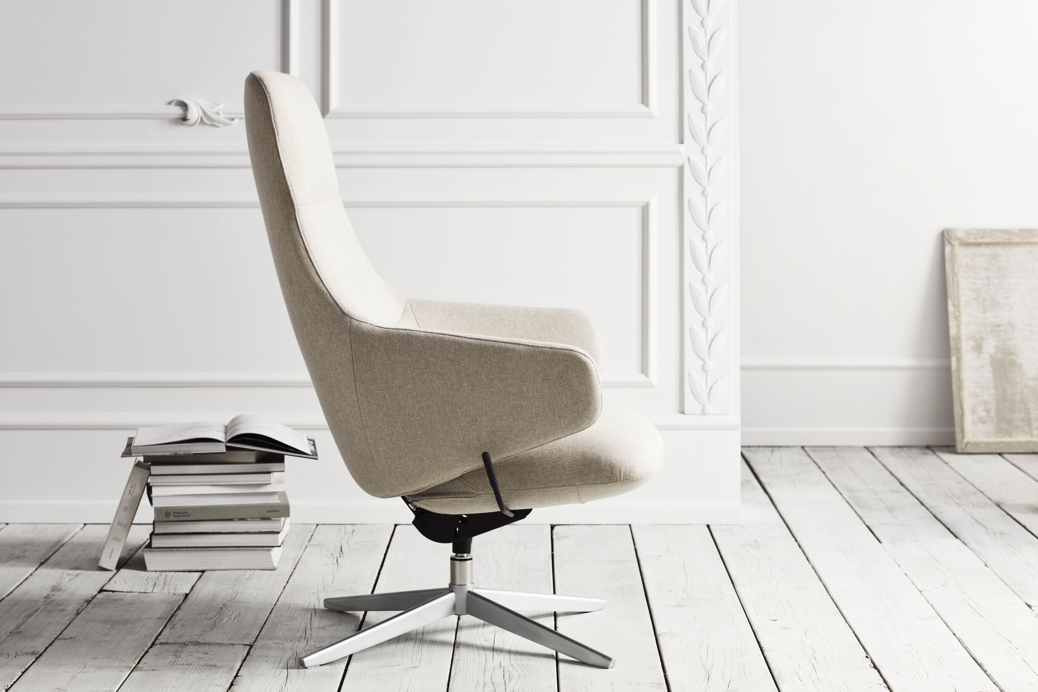 Čalúnené kreslo CLARA so železnou základňou