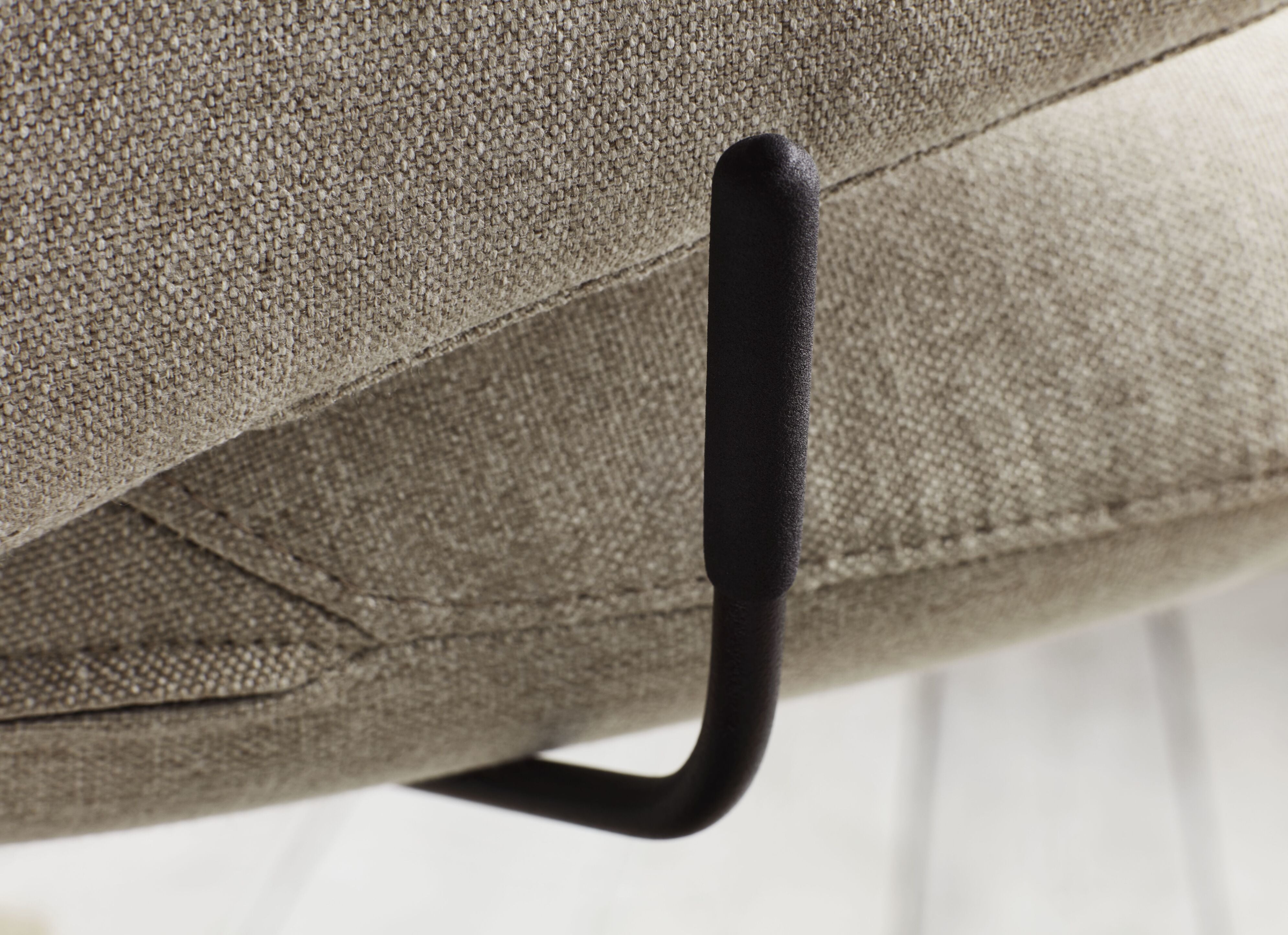 Čalúnené kreslo CLARA so železnou základňou