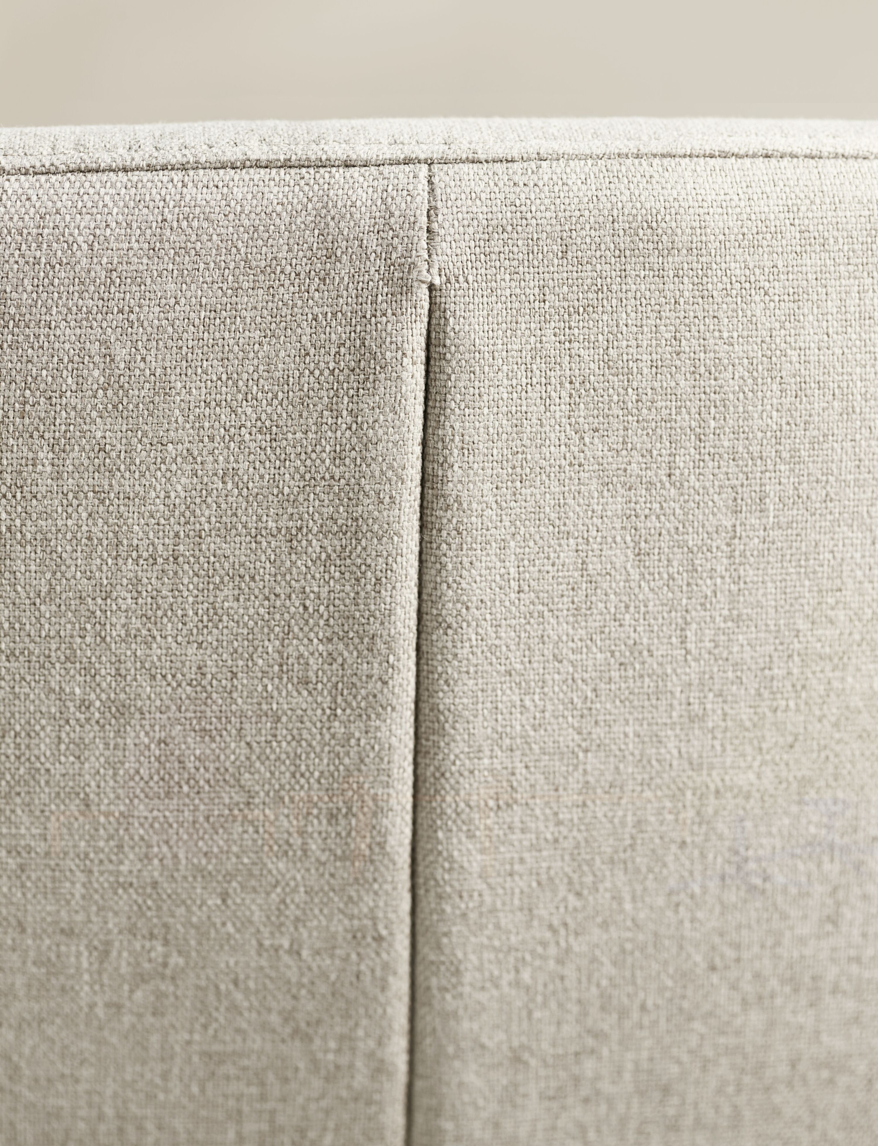 Čalúnené kreslo CLARA so železnou základňou