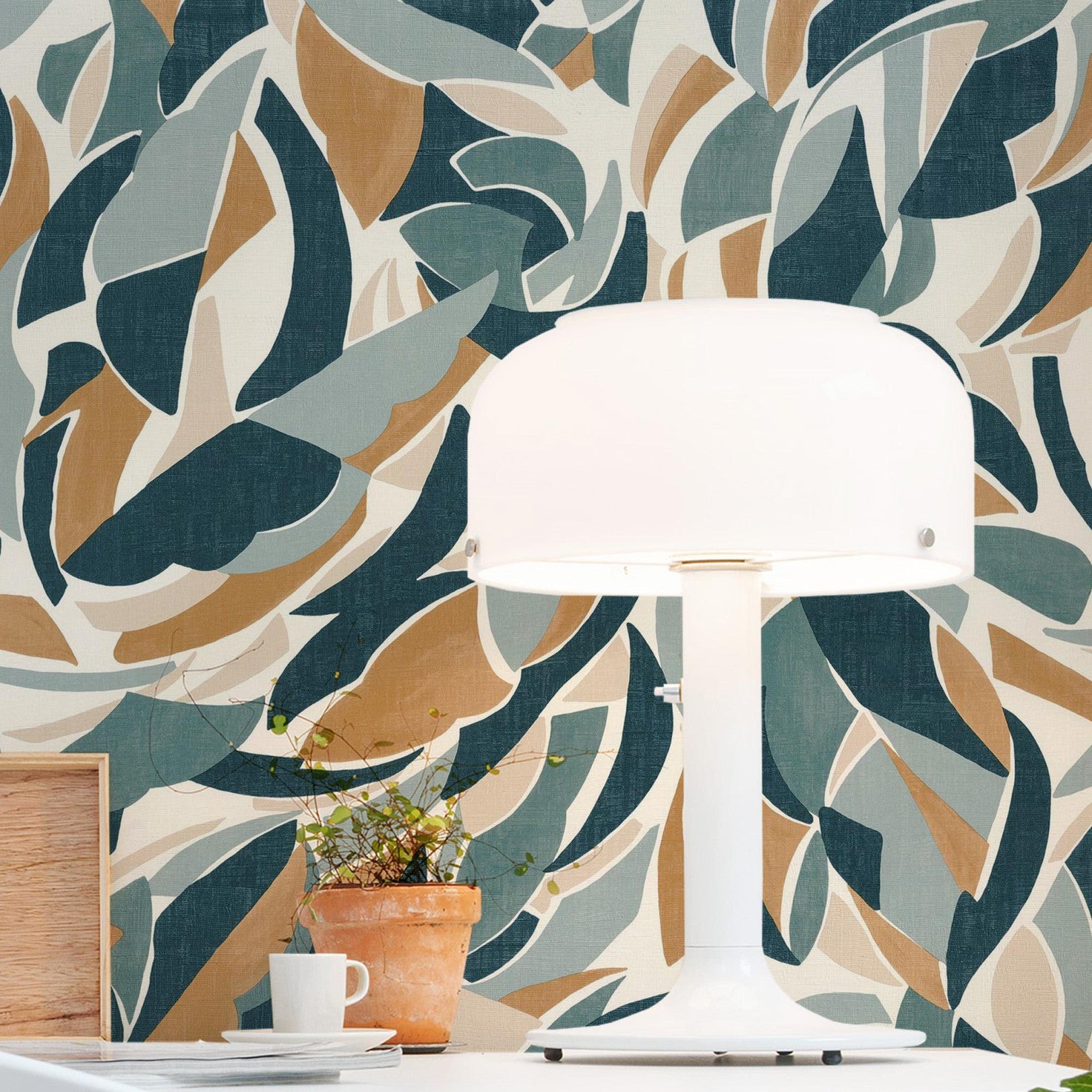 Tapeta so štruktúrou a abstraktným vzorom COLLAGE - BLANC/MARINE biela s modrou