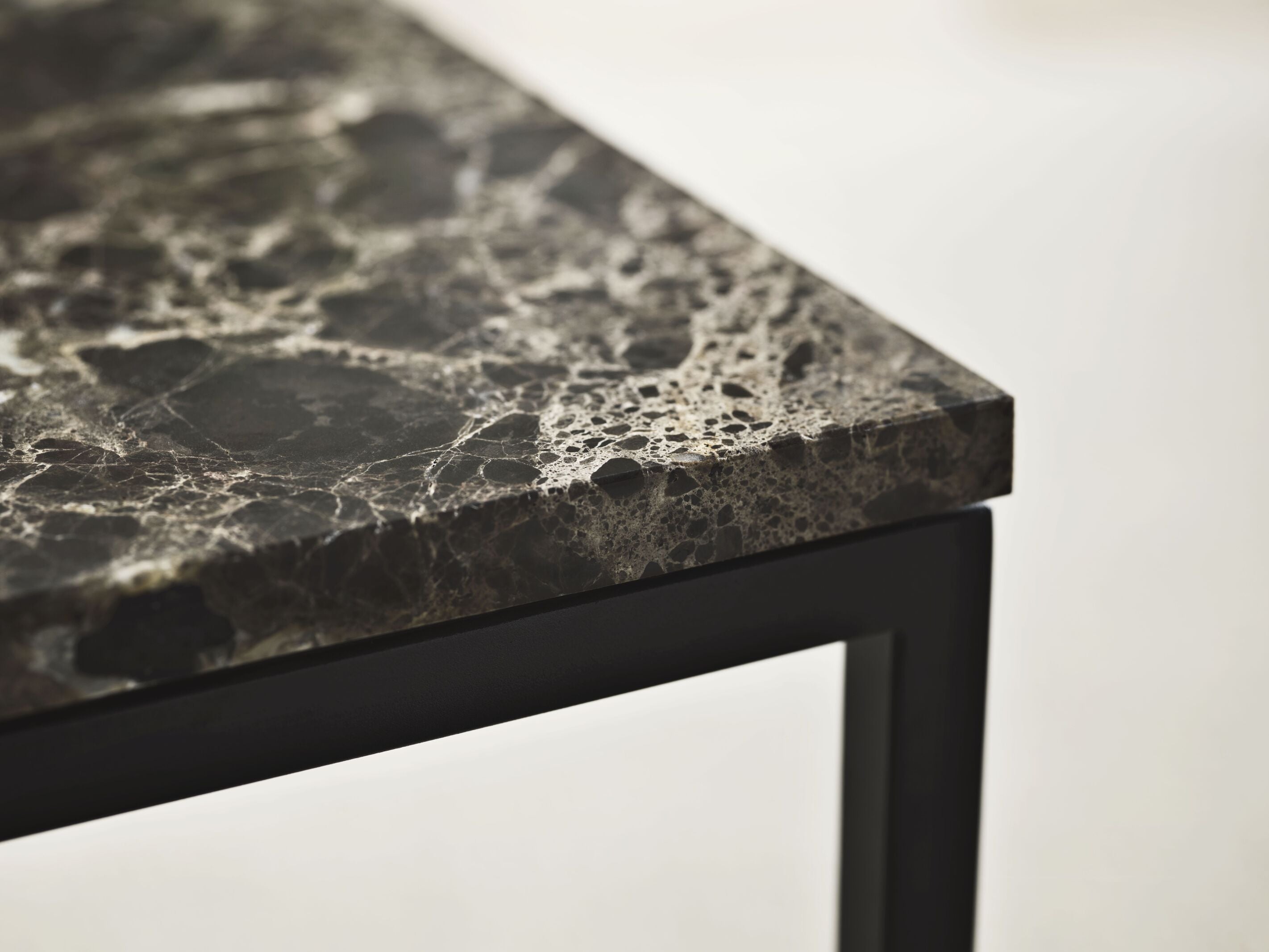 Kávový stolík COMO čierna oceľová základňa