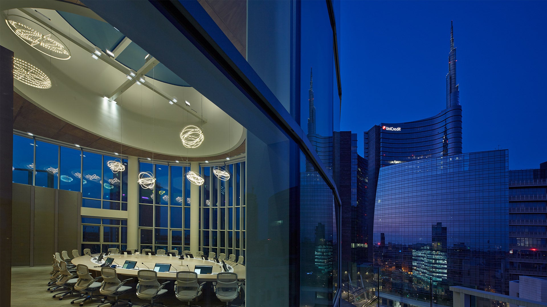 Závesná lampa COPERNICO hliníková