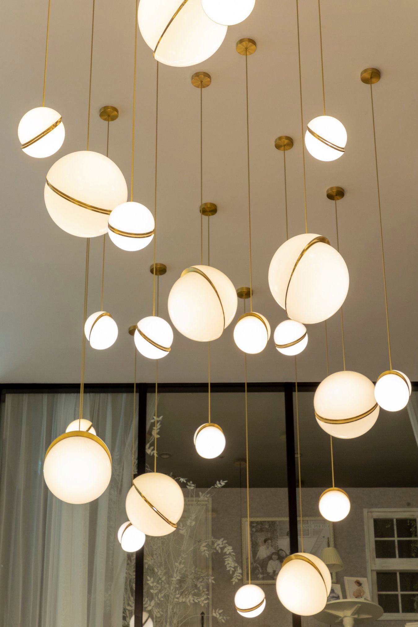 Lampa visiacá CRESCENT s opálovým tienidlom a čierneným mosadzom