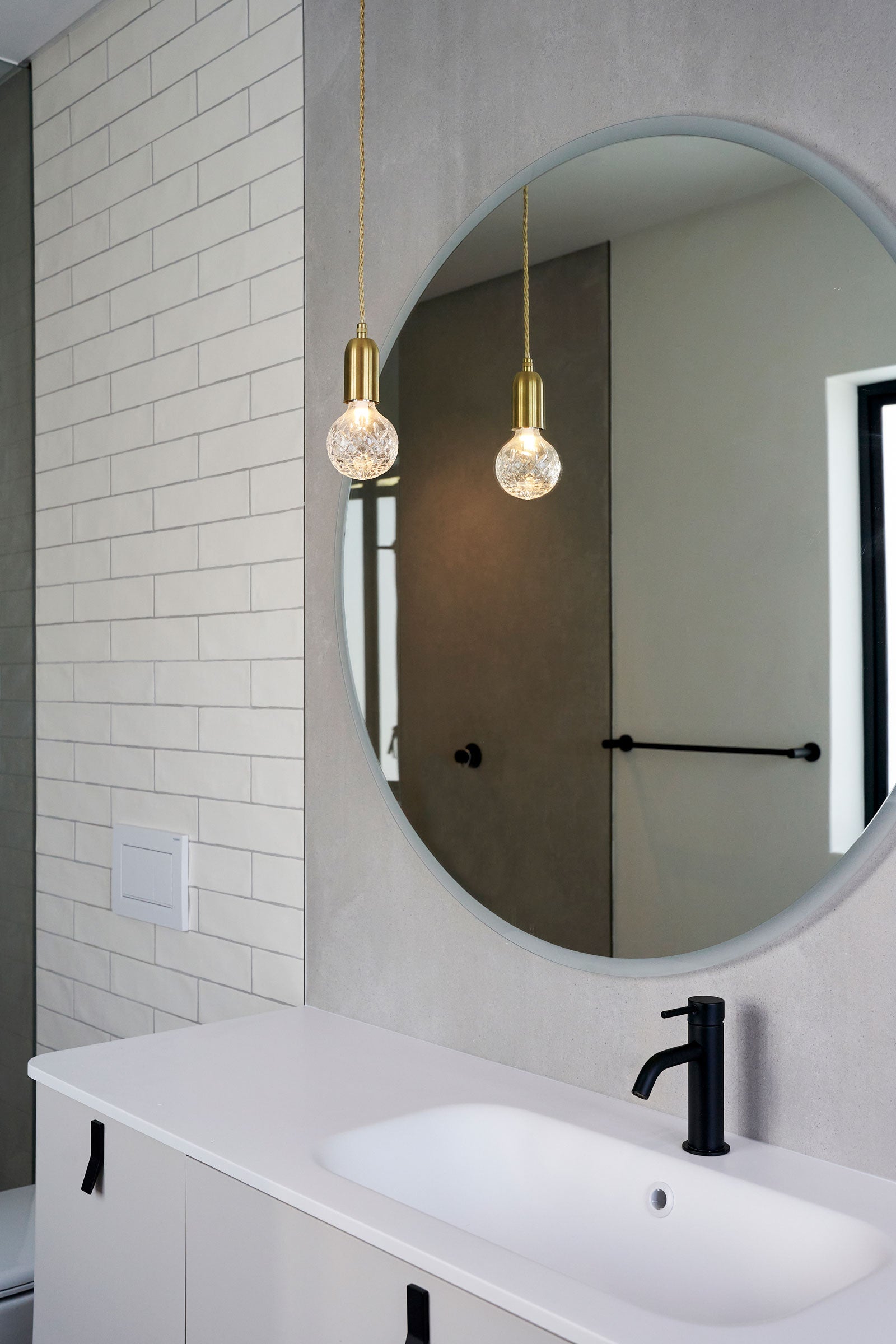 Lusterko CRYSTAL BULB s matným skleneným kryštálom a chrómovým povrchom.