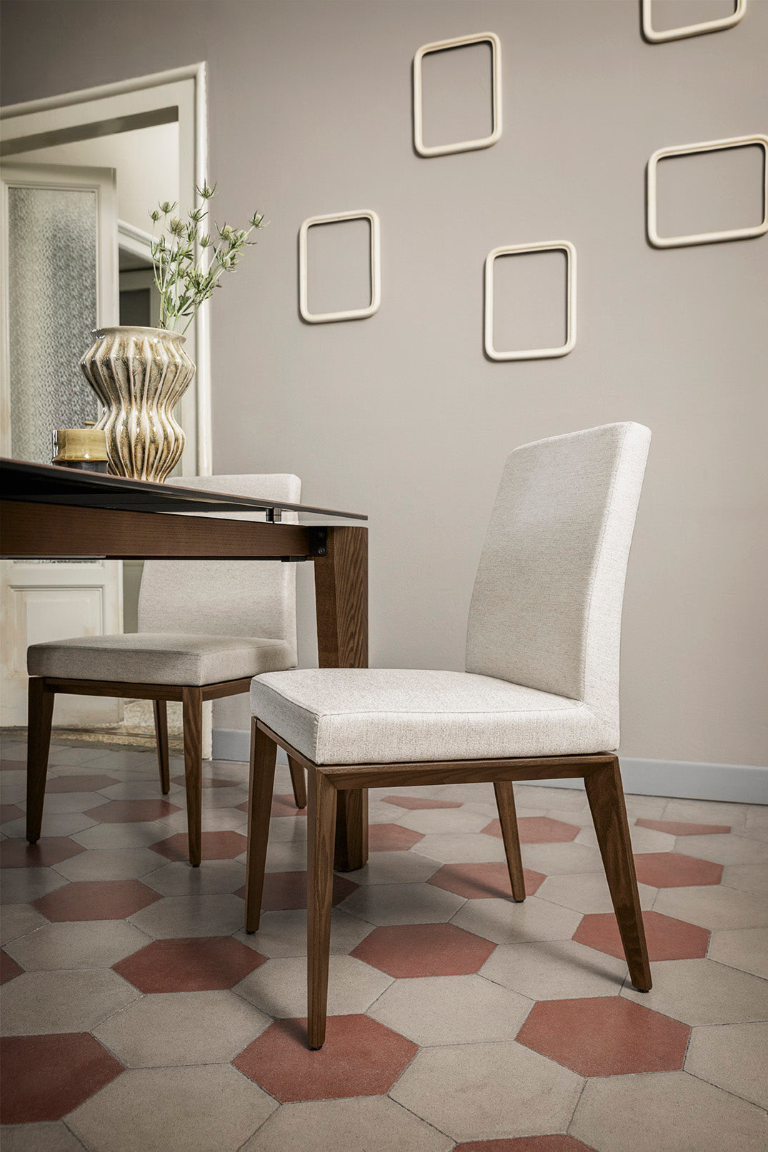 Kreslo BESS LOW čalúnené s tmavou drevenou základňou