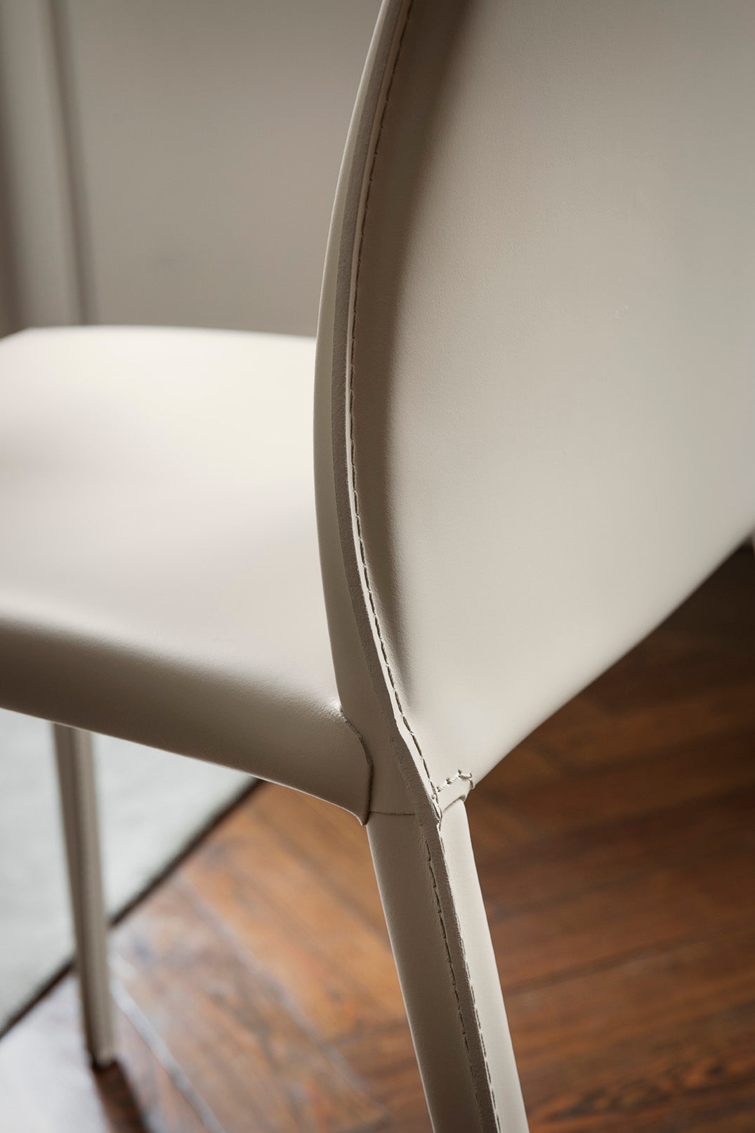 Stolička AIDA burgundská prírodná koža