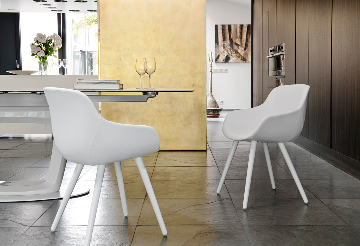 Čalúnená stolička IGLOO s tmavým dreveným podstavcom