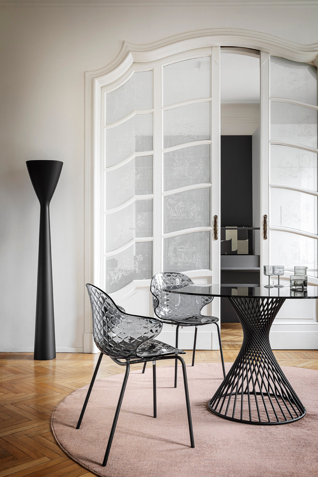 Stolička SAINT TROPEZ s priehľadným sedadlom a zlatou kovovou základňou