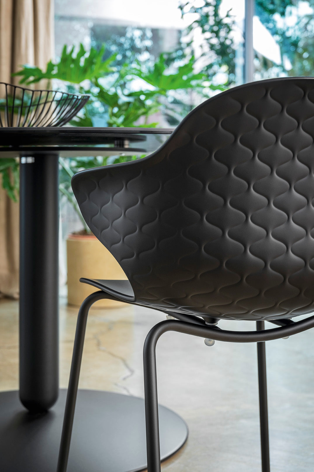 Stolička SAINT TROPEZ hnedé sedadlo so zlatým kovovým podstavcom