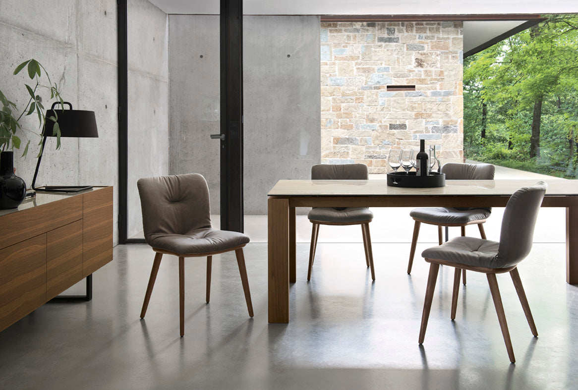 Rozkladací stôl OMNIA s hnedou doskou a tmavou drevenou základňou