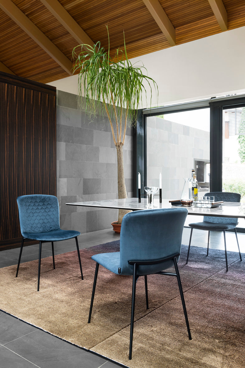 Stolička LOVE čalúnená so zlatým podstavcom