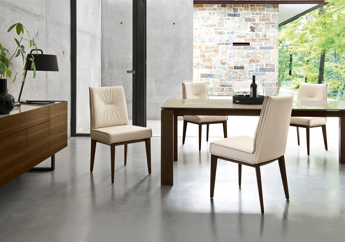 Čalúnená stolička ROMY s čiernym dreveným podstavcom