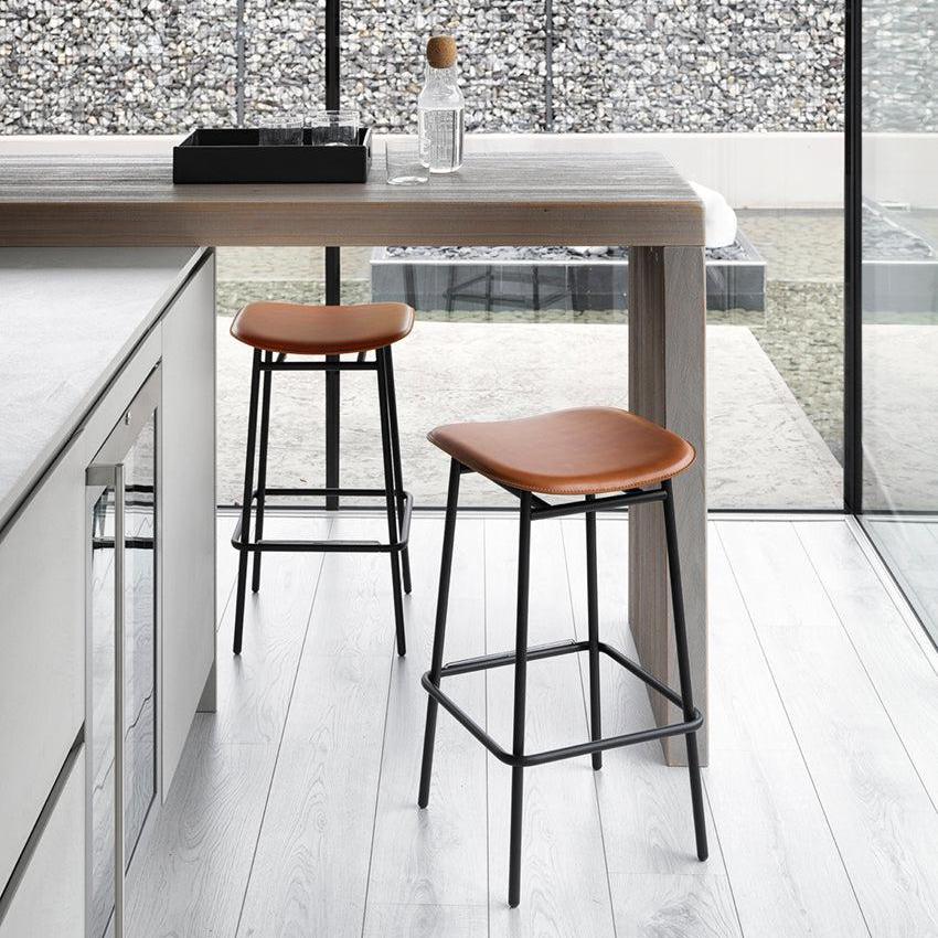 Barový stolička FIFTIES čalúnená s čiernym podstavcom