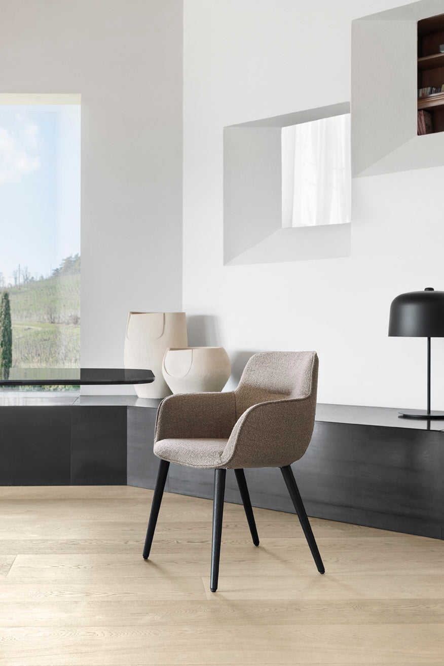 Čalúnená stolička SWEEL s tmavým dreveným podstavcom